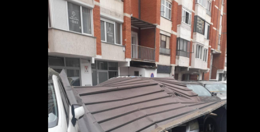 Prishtinë: Llamarina e kulmit bie mbi vetura