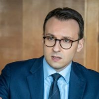 Gjermanët i reagojnë Petkoviqit: Radoiçiq po lëviz lirshëm në Serbi