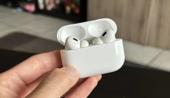 Apple planifikon prodhimin e kufjeve të reja AirPods me kamera të integruara