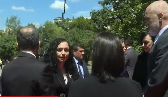 Homazhet në Tiranë për Ismail Kadarenë, Edi Rama takon Vjosa Osmanin