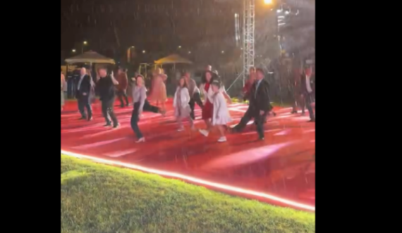 Festa e Pavarësisë së ShBA’ve në Prishtinë, Vjosa Osmani publikon momentin duke vallëzuar në shi
