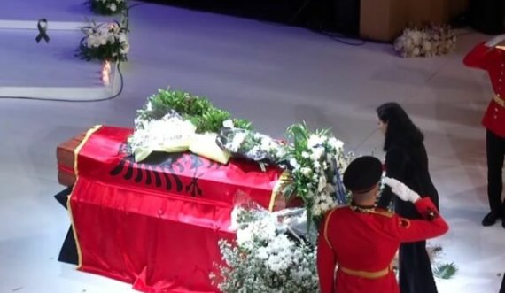 Osmani bën homazhe para arkivolit të Kadaresë