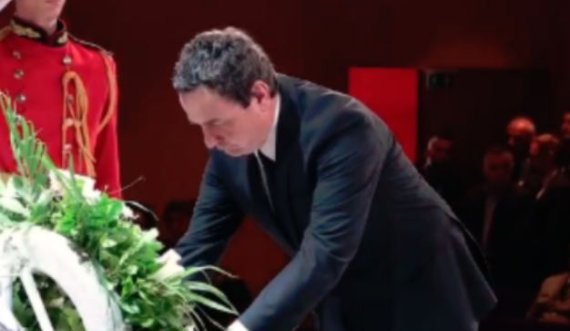 Kurti: U ndamë prej trupit të Kadaresë që e mori arkivoli i mbështjellë me flamur