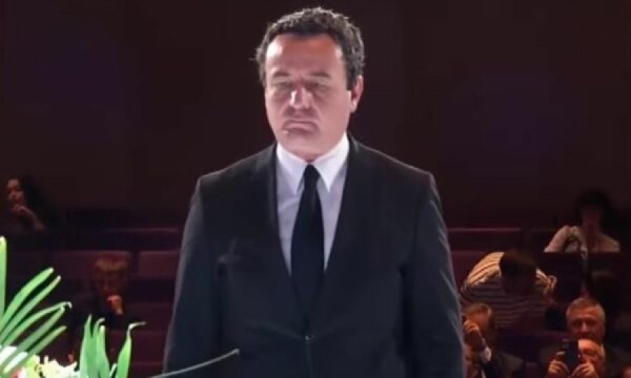 Kryeministri Kurti bën homazhe para arkivolit të Ismail Kadaresë