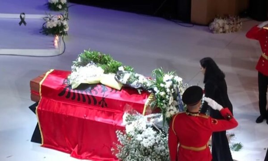 Osmani bën homazhe para arkivolit të Kadaresë