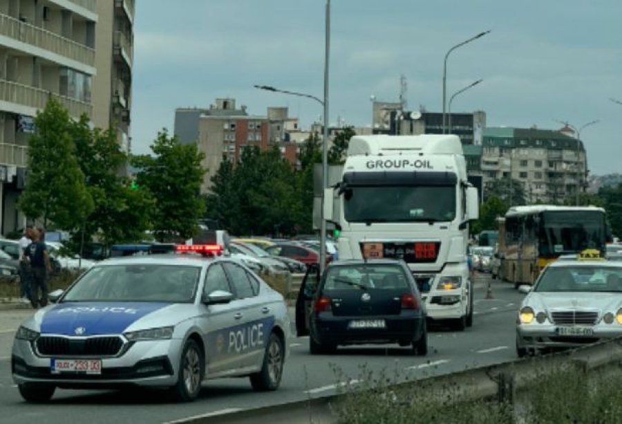 Aksident: Vetura përplaset me një kamion në Prishtinë