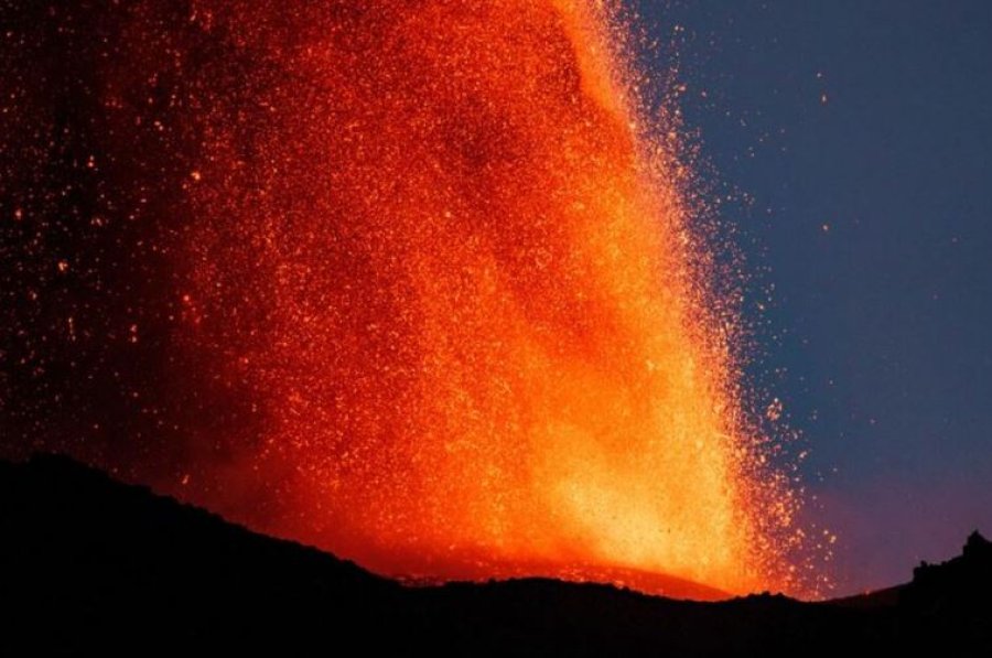 Shpërthejnë vullkanet Etna dhe Stromboli të Italisë, mbyllet aeroporti i Katanias