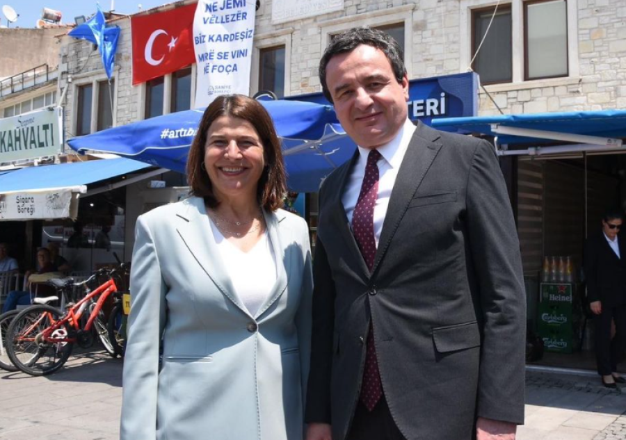 Albin Kurti në Turqi, takohet me kryetaren e parë grua me prejardhje shqiptare në komunën e Foçës