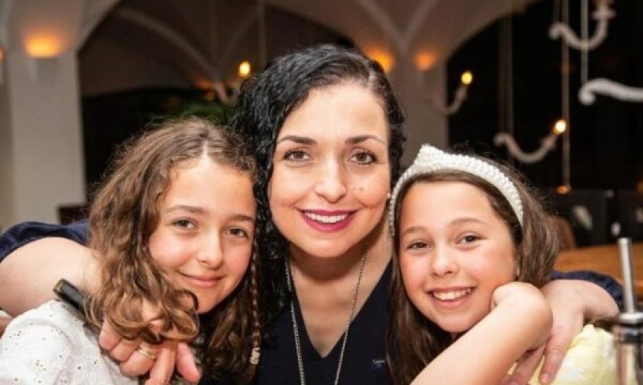Osmani publikon një fotografi me vajzat e saj binjake: Dy dritat e syve