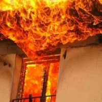 Disa persona të panjohur dyshohen se ia vunë zjarrin pronës