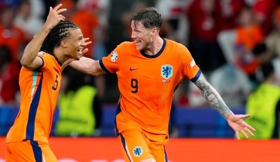 Holanda kalon në epërsi ndaj Anglisë