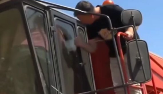 Kurti i hypë kombajnës për ta korrur grurin, Peci ngelet jashtë