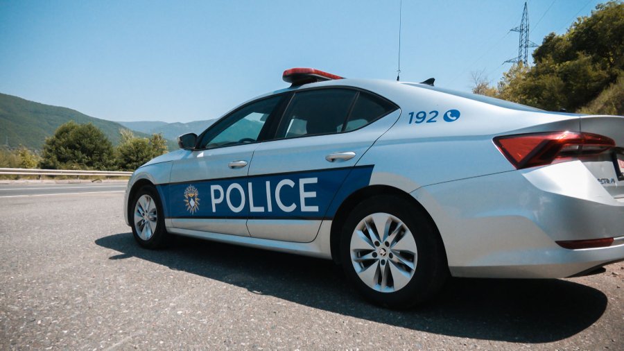 Polici i Kosovës e humb kontrollën, rrokulliset me automjetin zyrtar dhe bie në një kanal