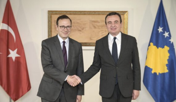 Kurti takohet me ambasadorin turk