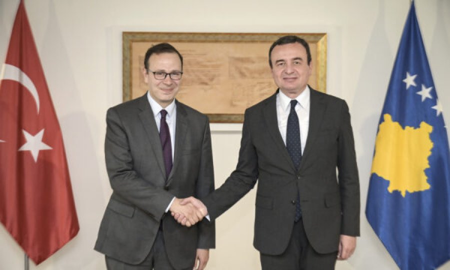 Kurti takohet me ambasadorin turk