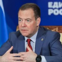 Trump jep 10-12 ditë për marrëveshje Rusi-Ukrainë, Medvedev: Po kush po të pyet ty o gjysh