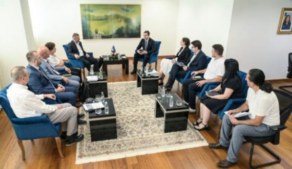 Albin Kurti takohet me anëtarët e bordit të Trepçës