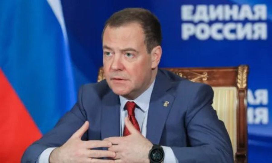 Trump jep 10-12 ditë për marrëveshje Rusi-Ukrainë, Medvedev: Po kush po të pyet ty o gjysh