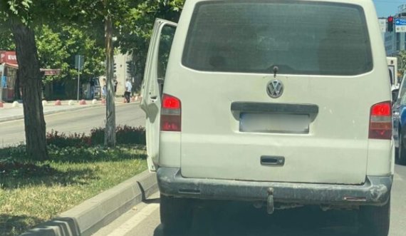 “I nxehti afrikan“, shoferi kosovar vozit me derë të hapur