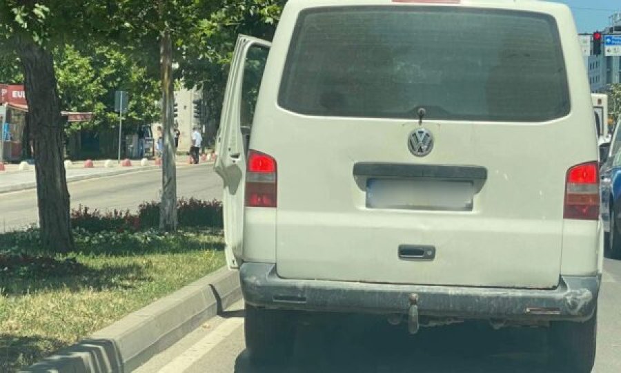 “I nxehti afrikan“, shoferi kosovar vozit me derë të hapur
