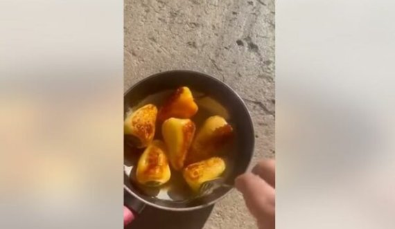 Temperaturat e larta në Kosovë: Një qytetar nga Prishtina fërgon specat në tigan në beton