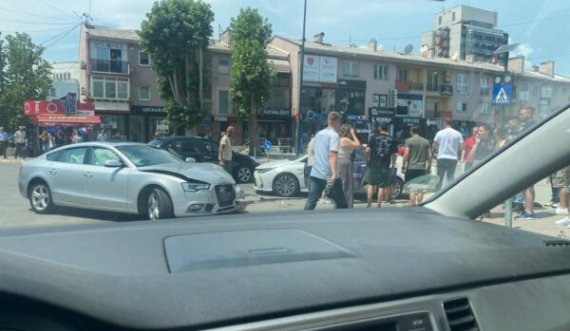 Aksident mes tri veturash në Prishtinë