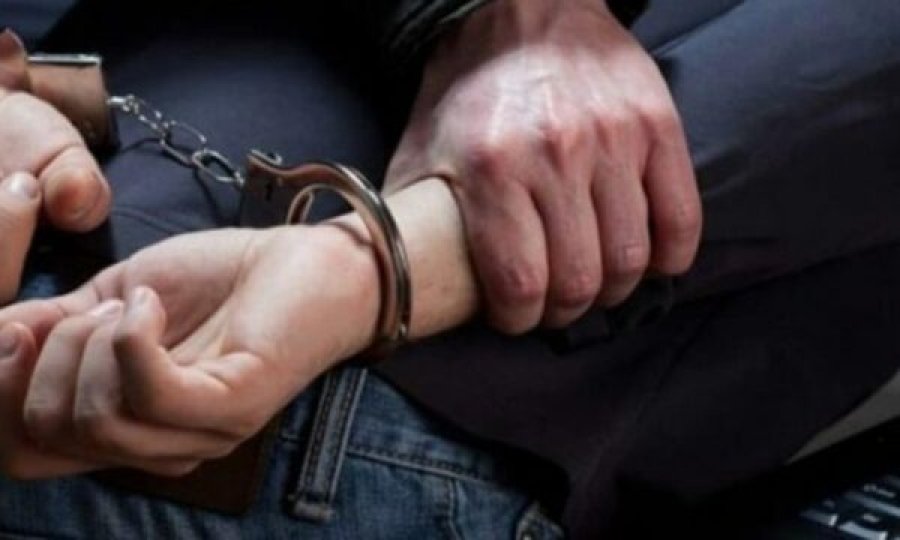Hodhën armën derisa po lëviznin me veturë, dy të arrestuar në Prishtinë