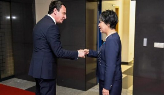 Albin Kurti takohet me kryediplomaten japoneze, flasin për dialogun dhe mundësinë e investimeve