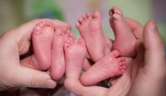 Lindin trenjakë në një familje në Lipjan, kryetari shpërblen prindërit me 1500 euro