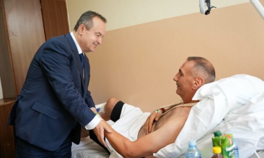 Daçiq viziton në spital policin që e plagosi Faton Hajrizi