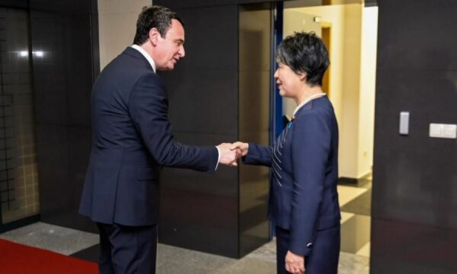Albin Kurti takohet me kryediplomaten japoneze, flasin për dialogun dhe mundësinë e investimeve