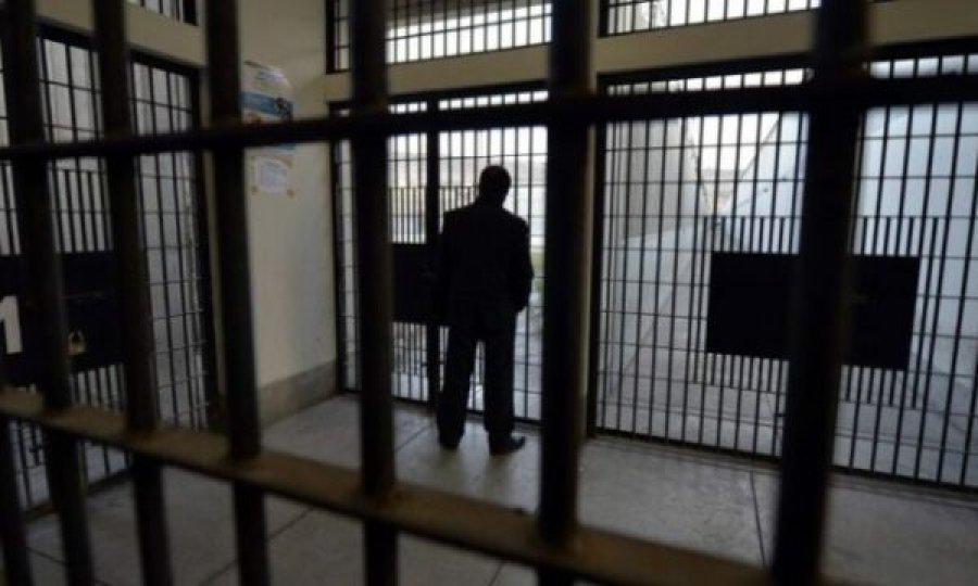 Ndodh edhe kjo: Arrestohet me drogë polici në burg