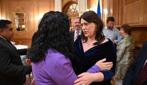 Deputetja britanike takohet me Osmanin: Jetike që të mos i lejojmë akterët armiqësorë ta rindezin konfliktin në Kosovë