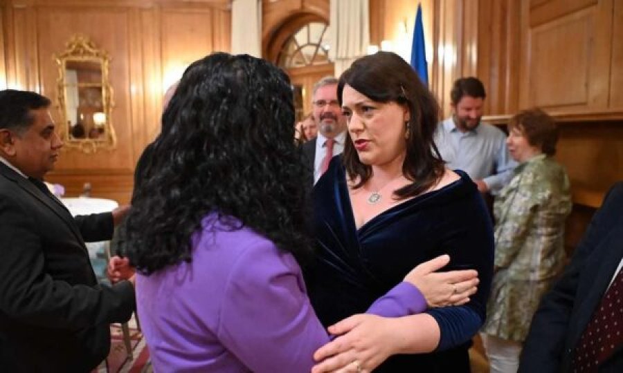 Deputetja britanike takohet me Osmanin: Jetike që të mos i lejojmë akterët armiqësorë ta rindezin konfliktin në Kosovë