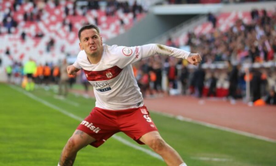 Manaj pritet në mënyrë fantastike nga fansat e Sivassporit