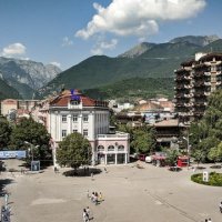 Aksion anti-drogë në Pejë, kapen rreth 3 kilogram, para e armë zjarri