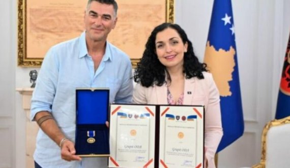 Osmani ia dorëzon medaljen Presidenciale të Meritave rok-grupit “Oda”