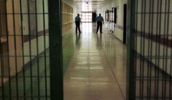 Suspendohet zyrtari i Shërbimit Korrektues që u arrestua për përfshirje në mashtrim për përfitime