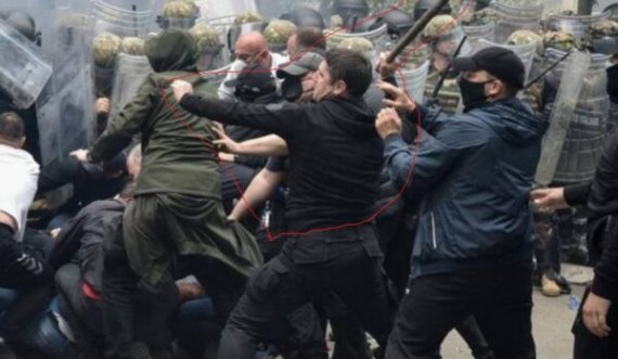 Arrestohet personi që u pa në foto duke përdorë dhunë ndaj forcave të sigurisë në Zveçan vitin e kaluar