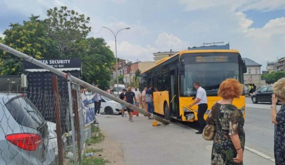 Autobusi i trafikut urban godet një shtyllë, shoferit iu keqësua gjendja shëndetësore?