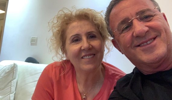 Agron Llakaj emocionon me fjalët  në dy mujorin e vdekjes së bashkëshortës së tij: Jetën e shikoj krejt ndryshe