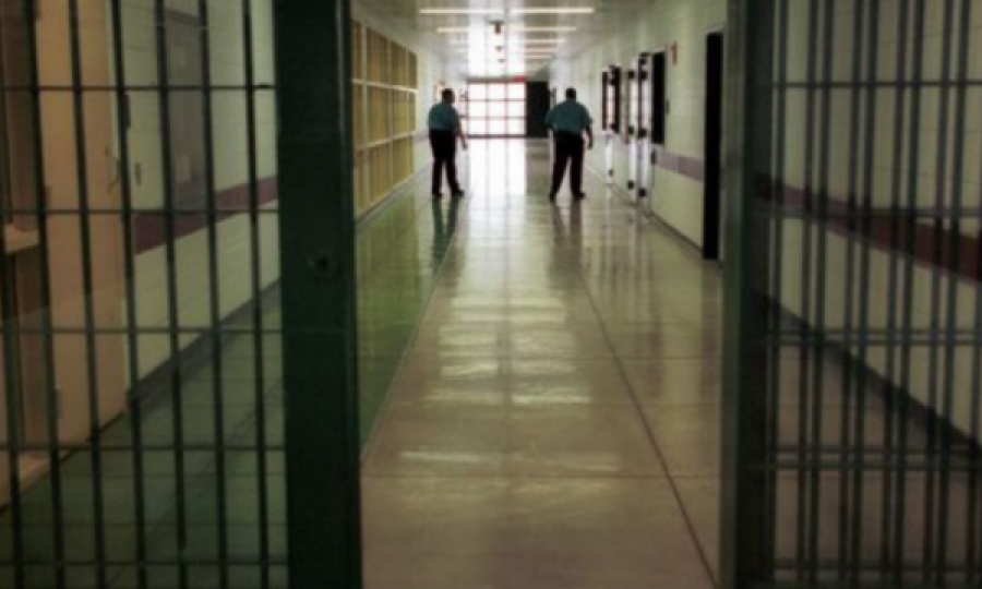 Suspendohet zyrtari i Shërbimit Korrektues që u arrestua për përfshirje në mashtrim për përfitime