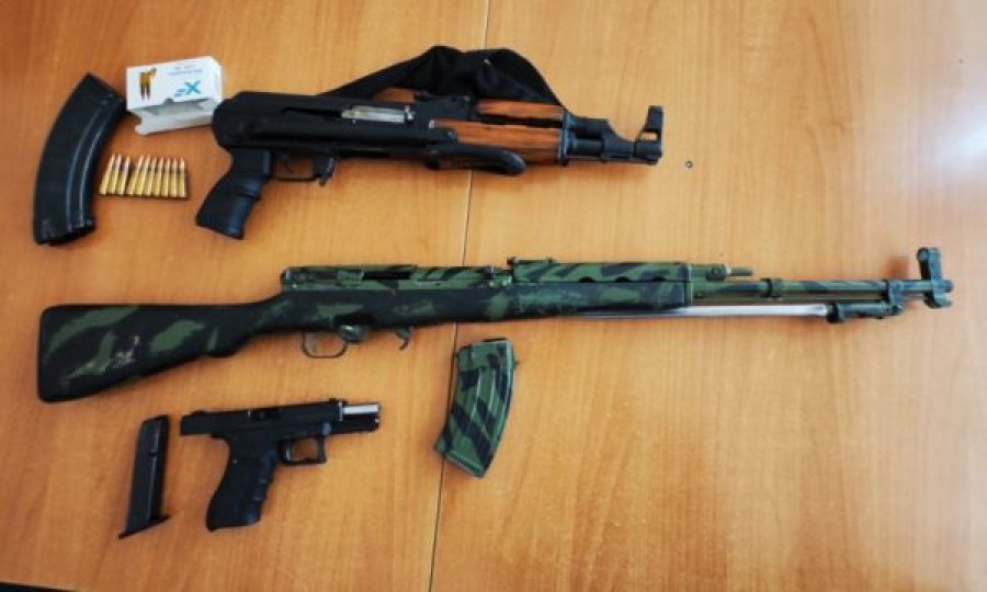 Aksioni i bastisjes në tri lokacione në Lipjan,  dy persona të ndaluar – iu gjetën armë të gjata e municion