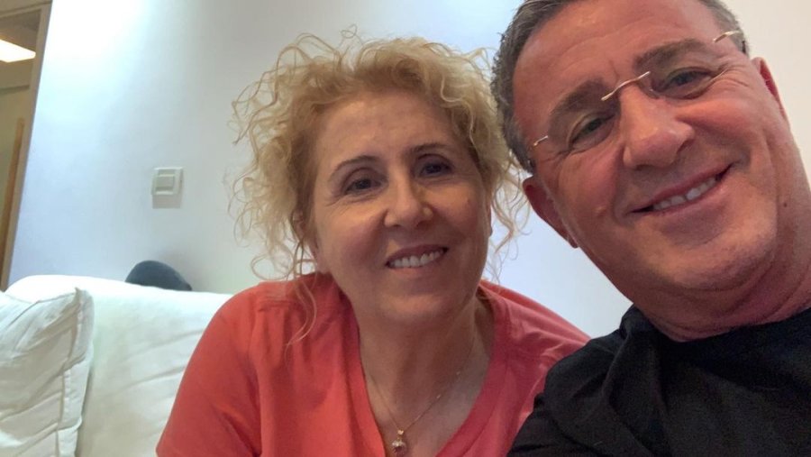 Agron Llakaj emocionon me fjalët  në dy mujorin e vdekjes së bashkëshortës së tij: Jetën e shikoj krejt ndryshe