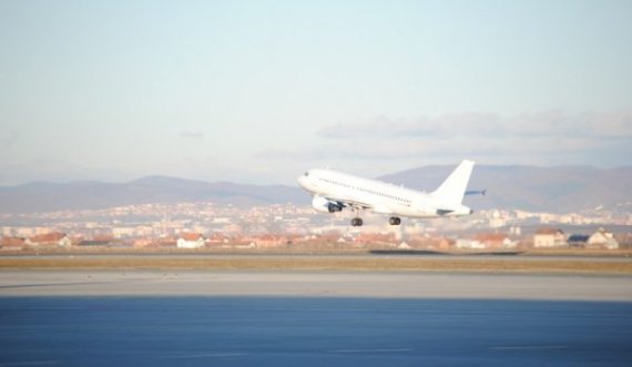 U ankuan  për nxehtësinë në aeroplan, nxirret jashtë shqiptari me të birin 