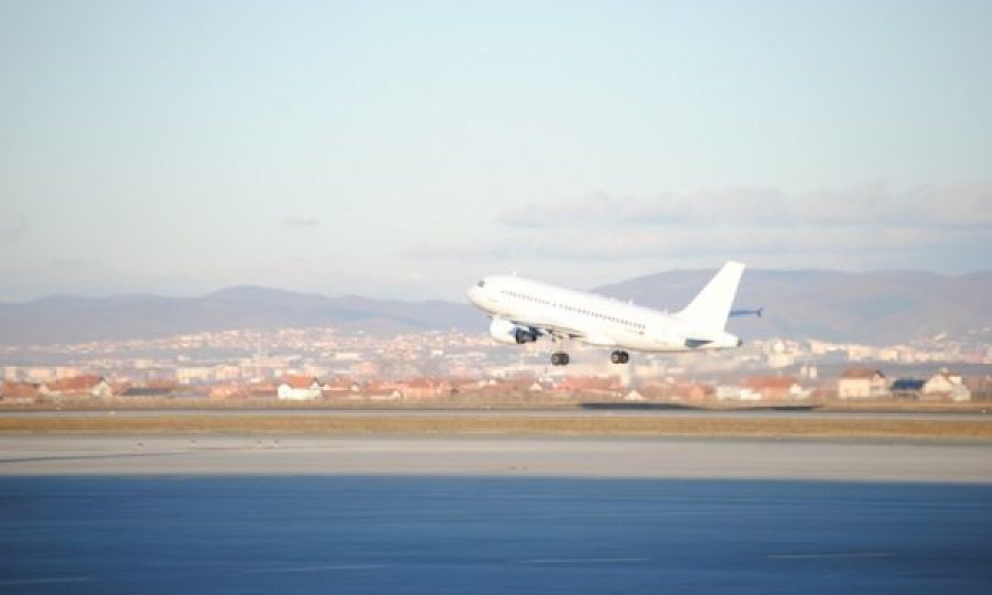 U ankuan  për nxehtësinë në aeroplan, nxirret jashtë shqiptari me të birin 