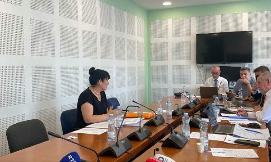 “Po vjen era korrupsion” – Kastrati kërkon nga Prokuroria të hetojë procesin e subvencionimit të teksteve shkollore