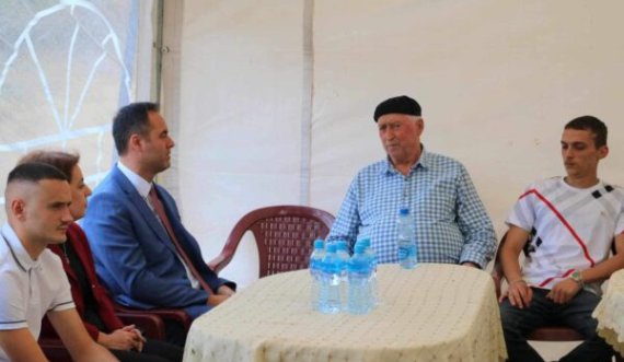 Konjufca shkon te familja e Enver Zymerit dhe Afrim Bunjakut në Ditën Memoriale të policëve të rënë në detyrë