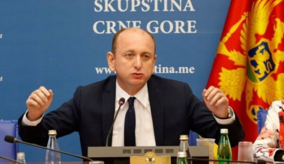 Politikani malazez që u shpall i padëshirueshëm në Kroaci, mbron tezën që Kosova është rrëmbyer dhe mohon gjenocidin në Srebrenicë