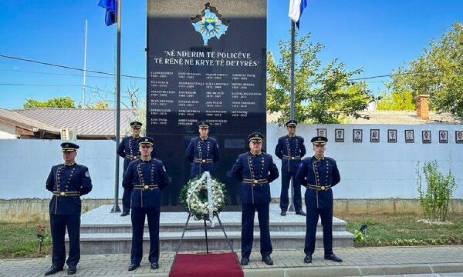 Stafi i Ambasadës së ShBA-së bën homazhe te pllaka memoriale e policëve të rënë në detyrë